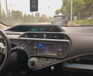 Benzine motor van 1,5L van Toyota Prius C 2013 te huur in Tbilisi.