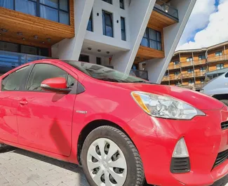 Vooraanzicht van een huurauto Toyota Prius C in Tbilisi, Georgië ✓ Auto #9232. ✓ Transmissie Automatisch TM ✓ 0 beoordelingen.