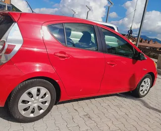 Autohuur Toyota Prius C 2014 in in Georgië, met Benzine brandstof en 99 pk ➤ Vanaf 78 GEL per dag.