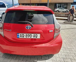 Benzine motor van 1,5L van Toyota Prius C 2014 te huur in Tbilisi.