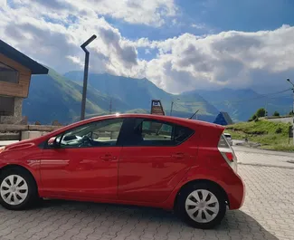 Verhuur Toyota Prius C. Economy, Comfort Auto te huur in Georgië ✓ Borg van Borg van 40 GEL ✓ Verzekeringsmogelijkheden TPL, SCDW, Passagiers, Diefstal.