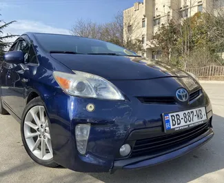 Vooraanzicht van een huurauto Toyota Prius in Tbilisi, Georgië ✓ Auto #8686. ✓ Transmissie Automatisch TM ✓ 0 beoordelingen.