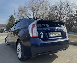 Interieur van Toyota Prius te huur in Georgië. Een geweldige auto met 4 zitplaatsen en een Automatisch transmissie.