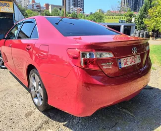 Toyota Camry 2014 beschikbaar voor verhuur in Tbilisi, met een kilometerlimiet van onbeperkt.