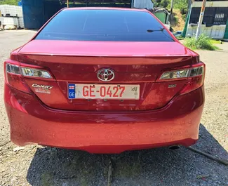 Interieur van Toyota Camry te huur in Georgië. Een geweldige auto met 5 zitplaatsen en een Automatisch transmissie.