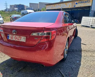 Benzine motor van 3,5L van Toyota Camry 2014 te huur in Tbilisi.