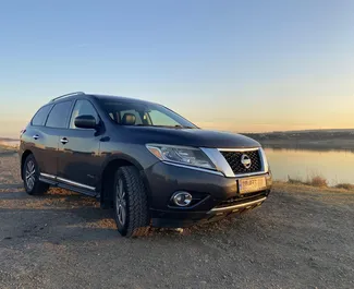 Vooraanzicht van een huurauto Nissan Pathfinder in Tbilisi, Georgië ✓ Auto #9113. ✓ Transmissie Automatisch TM ✓ 0 beoordelingen.