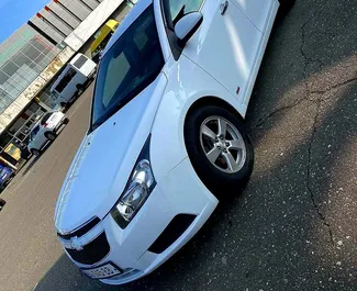 Vooraanzicht van een huurauto Chevrolet Cruze in Koetaisi, Georgië ✓ Auto #9284. ✓ Transmissie Automatisch TM ✓ 0 beoordelingen.