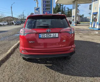 Interieur van Toyota Rav4 te huur in Georgië. Een geweldige auto met 5 zitplaatsen en een Automatisch transmissie.