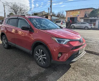 Vooraanzicht van een huurauto Toyota Rav4 in Tbilisi, Georgië ✓ Auto #8692. ✓ Transmissie Automatisch TM ✓ 0 beoordelingen.