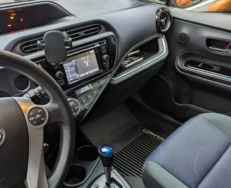 Hybride motor van 1,5L van Toyota Prius C 2014 te huur in Tbilisi.