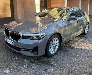 Vooraanzicht van een huurauto BMW 520d in Kaliningrad, Rusland ✓ Auto #8974. ✓ Transmissie Automatisch TM ✓ 0 beoordelingen.