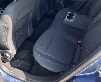 Interieur van Ford Focus te huur in Servië. Een geweldige auto met 5 zitplaatsen en een Automatisch transmissie.