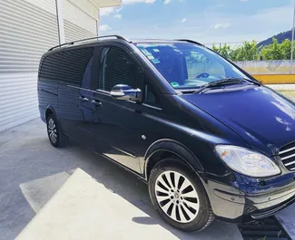 Vooraanzicht van een huurauto Mercedes-Benz Viano op de luchthaven van Tirana, Albanië ✓ Auto #9249. ✓ Transmissie Automatisch TM ✓ 0 beoordelingen.