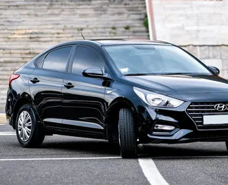 Vooraanzicht van een huurauto Hyundai Solaris in Jerevan, Armenië ✓ Auto #9064. ✓ Transmissie Automatisch TM ✓ 3 beoordelingen.