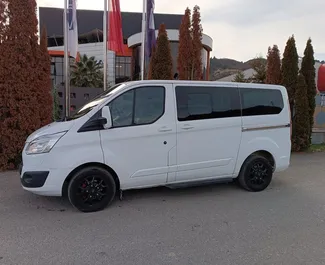 Vooraanzicht van een huurauto Ford Tourneo Custom in Tirana, Albanië ✓ Auto #9033. ✓ Transmissie Handmatig TM ✓ 0 beoordelingen.