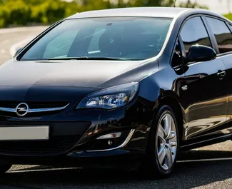 Vooraanzicht van een huurauto Opel Astra Sedan in Jerevan, Armenië ✓ Auto #9069. ✓ Transmissie Automatisch TM ✓ 0 beoordelingen.