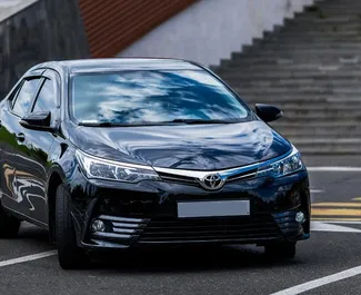 Vooraanzicht van een huurauto Toyota Corolla Sedan in Jerevan, Armenië ✓ Auto #9067. ✓ Transmissie Automatisch TM ✓ 0 beoordelingen.