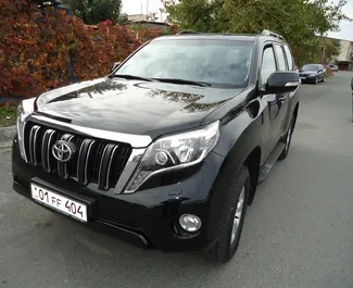 Vooraanzicht van een huurauto Toyota Land Cruiser Prado in Jerevan, Armenië ✓ Auto #9063. ✓ Transmissie Automatisch TM ✓ 0 beoordelingen.