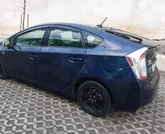 Benzine motor van 1,5L van Toyota Prius 2012 te huur in Tbilisi.