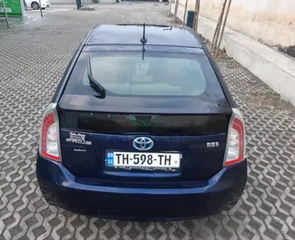 Interieur van Toyota Prius te huur in Georgië. Een geweldige auto met 5 zitplaatsen en een Automatisch transmissie.