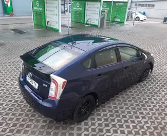 Toyota Prius 2012 beschikbaar voor verhuur in Tbilisi, met een kilometerlimiet van onbeperkt.