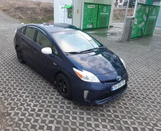 Vooraanzicht van een huurauto Toyota Prius in Tbilisi, Georgië ✓ Auto #9239. ✓ Transmissie Automatisch TM ✓ 0 beoordelingen.