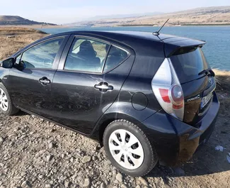 Toyota Prius C 2014 beschikbaar voor verhuur in Tbilisi, met een kilometerlimiet van onbeperkt.