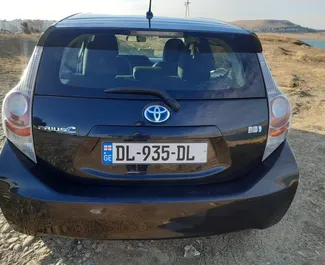 Interieur van Toyota Prius C te huur in Georgië. Een geweldige auto met 5 zitplaatsen en een Automatisch transmissie.