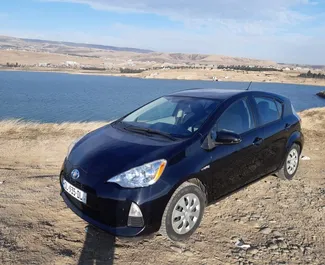 Vooraanzicht van een huurauto Toyota Prius C in Tbilisi, Georgië ✓ Auto #9235. ✓ Transmissie Automatisch TM ✓ 0 beoordelingen.