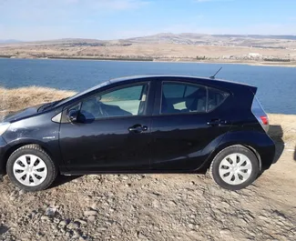 Benzine motor van 1,5L van Toyota Prius C 2014 te huur in Tbilisi.