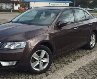 Vooraanzicht van een huurauto Skoda Octavia in Podgorica, Montenegro ✓ Auto #9316. ✓ Transmissie Automatisch TM ✓ 0 beoordelingen.