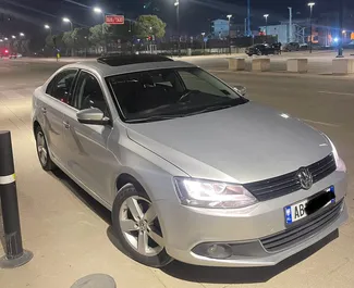 Vooraanzicht van een huurauto Volkswagen Jetta op de luchthaven van Tirana, Albanië ✓ Auto #9305. ✓ Transmissie Automatisch TM ✓ 0 beoordelingen.