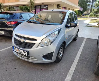 Vooraanzicht van een huurauto Chevrolet Spark in Podgorica, Montenegro ✓ Auto #9317. ✓ Transmissie Handmatig TM ✓ 0 beoordelingen.