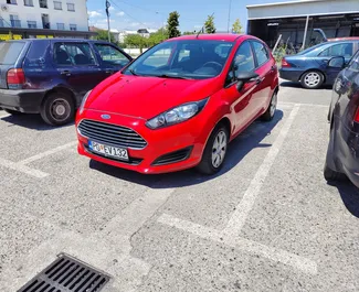 Vooraanzicht van een huurauto Ford Fiesta in Podgorica, Montenegro ✓ Auto #9313. ✓ Transmissie Handmatig TM ✓ 0 beoordelingen.