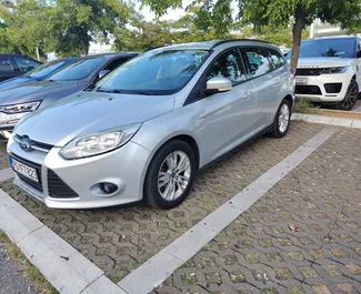 Vooraanzicht van een huurauto Ford Focus SW in Podgorica, Montenegro ✓ Auto #9315. ✓ Transmissie Automatisch TM ✓ 0 beoordelingen.