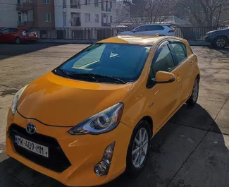 Vooraanzicht van een huurauto Toyota Prius C in Tbilisi, Georgië ✓ Auto #9303. ✓ Transmissie Automatisch TM ✓ 1 beoordelingen.