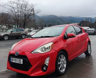 Vooraanzicht van een huurauto Toyota Prius C in Tbilisi, Georgië ✓ Auto #9302. ✓ Transmissie Automatisch TM ✓ 0 beoordelingen.