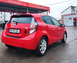 Autohuur Toyota Prius C 2015 in in Georgië, met Hybride brandstof en 75 pk ➤ Vanaf 75 GEL per dag.