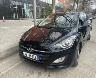 Vooraanzicht van een huurauto Hyundai i30 op de luchthaven van Tirana, Albanië ✓ Auto #9031. ✓ Transmissie Automatisch TM ✓ 1 beoordelingen.