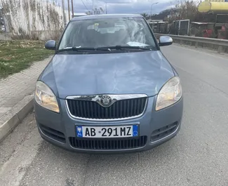 Vooraanzicht van een huurauto Skoda Fabia op de luchthaven van Tirana, Albanië ✓ Auto #9321. ✓ Transmissie Handmatig TM ✓ 0 beoordelingen.