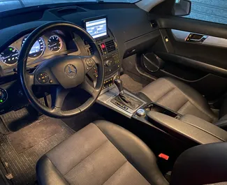 Interieur van Mercedes-Benz C220 te huur in Albanië. Een geweldige auto met 5 zitplaatsen en een Automatisch transmissie.