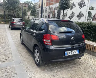 Vooraanzicht van een huurauto Citroen C3 op de luchthaven van Tirana, Albanië ✓ Auto #9251. ✓ Transmissie Handmatig TM ✓ 0 beoordelingen.