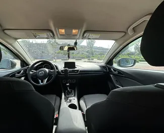 Interieur van Mazda 3 te huur in Armenië. Een geweldige auto met 5 zitplaatsen en een Automatisch transmissie.