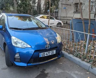 Vooraanzicht van een huurauto Toyota Prius C in Tbilisi, Georgië ✓ Auto #9240. ✓ Transmissie Automatisch TM ✓ 1 beoordelingen.