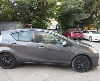 Hybride motor van 1,5L van Toyota Prius C 2013 te huur in Tbilisi.