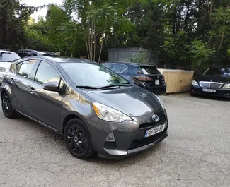 Autohuur Toyota Prius C 2013 in in Georgië, met Hybride brandstof en 99 pk ➤ Vanaf 75 GEL per dag.