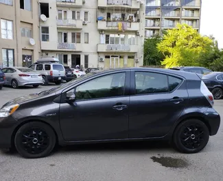 Toyota Prius C 2013 beschikbaar voor verhuur in Tbilisi, met een kilometerlimiet van onbeperkt.