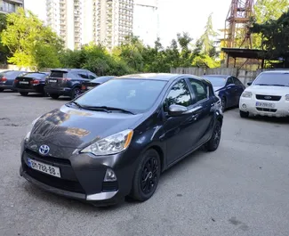 Vooraanzicht van een huurauto Toyota Prius C in Tbilisi, Georgië ✓ Auto #9242. ✓ Transmissie Automatisch TM ✓ 1 beoordelingen.