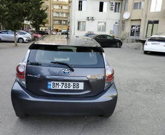 Interieur van Toyota Prius C te huur in Georgië. Een geweldige auto met 5 zitplaatsen en een Automatisch transmissie.